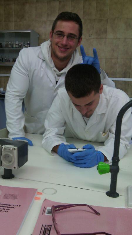 SaoelReal's tweet photo. Asi se trabaja en el laboratorio!! @ivan_galindo7 @Tere141_ @Claraafd @DavidEradess @AngelaGarcia_1 http://t.co/BeWmYrdILW