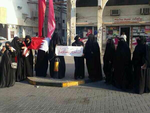 9umoodbh's tweet photo. #عاجل #عاصمة_الصمود / الآن المنامه اعتصام للحرائر الان استنكاراً لحصار مثلث الصمود #bahrain http://t.co/Q9GGruisH5