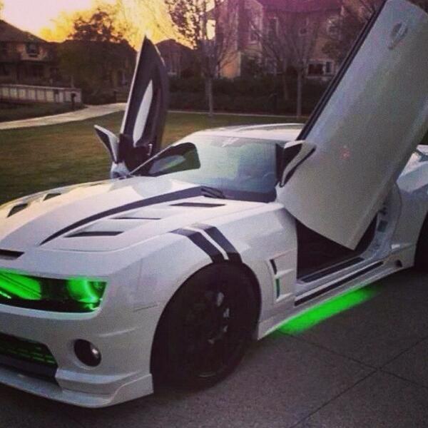 auto_everything's tweet image. Camaro with a little glow