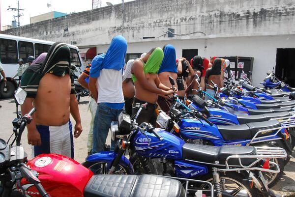 AlfonsocaroVe's tweet image. Ayer Policía de #Valencia detuvo a 35 motorizados armados en la Av. Bolívar, motos iguales y nuevas. ¿Casualidad?... http://t.co/DKNt5qVMYb"