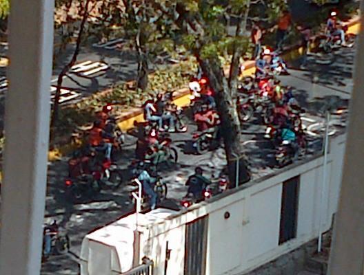 morapin's tweet image. 10y08am #6M 8GNB en moto escoltan a 10motorizados de civil. AvSanz ElMarqués. Arrancan pancartas d edifs