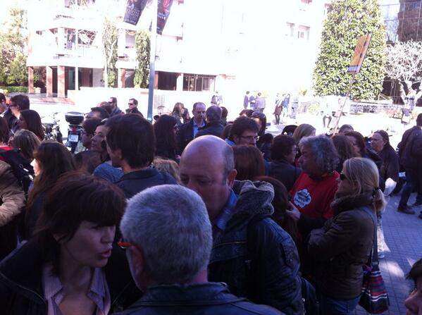 cristinamas_'s tweet photo. Amb els companys de @TotsSomCatRadio i @joestimoTV3 avui negociacio i dema assemblees decideixen @mitjansenlluita http://t.co/wndtgVgk0O