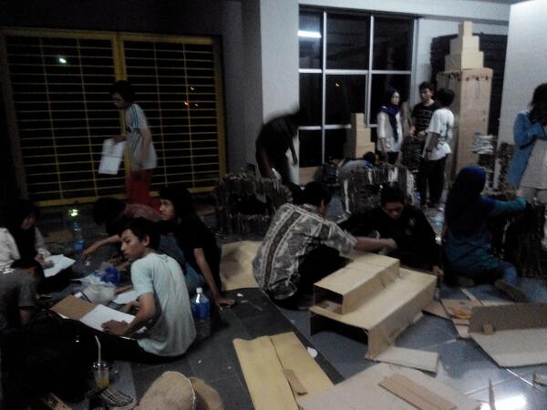 himaideits's tweet photo. Makin malam makin semangat nih @desproITS @interiorITS @DESPROITS2013 untuk persiapan #despro1001 nya :3 http://t.co/vw6r1CsxLi