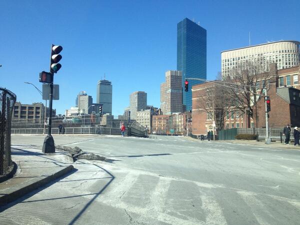 Eric_H's tweet photo. Clear skies in Boston http://t.co/Ffd8W2F9et
