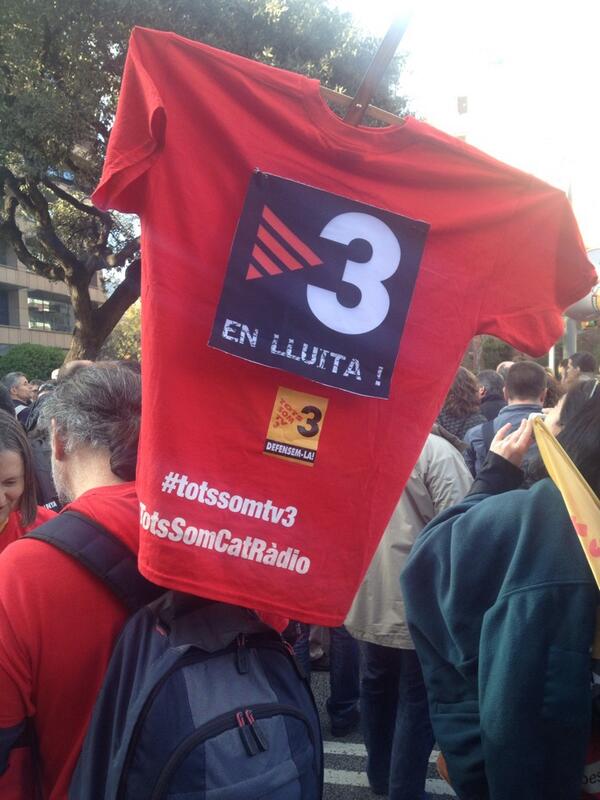 TotsSomCatRadio's tweet photo. Davant la seu de la CCMA a Ganduxer. Crits de 'Brauli Duart surts molt car' i tall de circulació a Via Augusta. http://t.co/pFt2Lxvntg