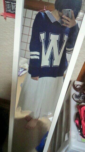 10814ju's tweet photo. 白のロンスカに紺セーター http://t.co/2c9xTFgRMj