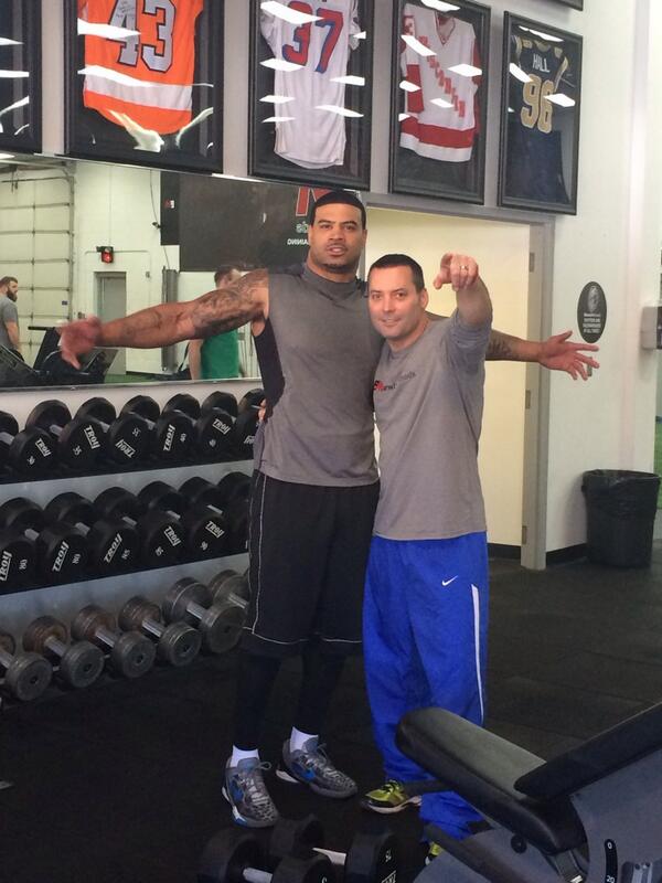 EAGSports's tweet image. @shawnemerriman in the gym training with @BarwisMethods #NFL #fitness #LightsOut