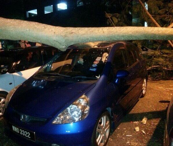 UMalayaRadio's tweet photo. Kejadian pokok tumbang menghempap sebuah kereta di kawasan Kolej Kediaman Ke-12 tadi #RentakInformasiTerkini http://t.co/MZqGcog2fq