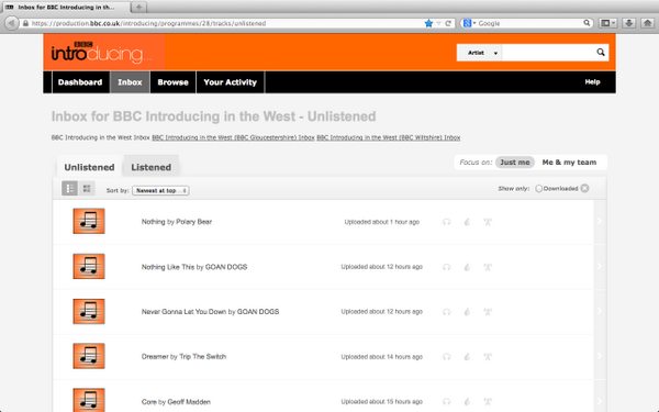 radiorevealed's tweet photo. @bbcintrowest presenter @sambonham listening to brand new music on the @bbc_introducing Uploader #GlosExposed http://t.co/fJbYmheHjp