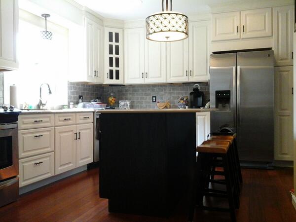 CorteseConstruc's tweet image. Who wouldnt LOVE this Ebony&amp;amp;Bisque Maple cabinet combo in their kitchen?! Amazing contrast w/beautiful natural light!