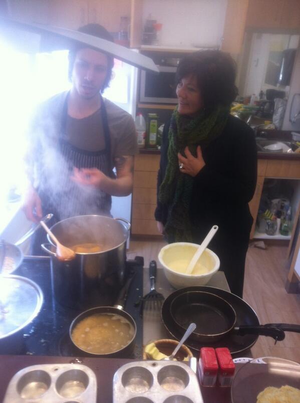 Farmer Joe Food cooking up some gourmet snacks. Therapy Thursday at Aboriginal House @laurierunews @WLUAboriginal