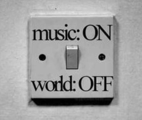 phrases013's tweet photo. Music on, world off http://t.co/YHyxybQpRt