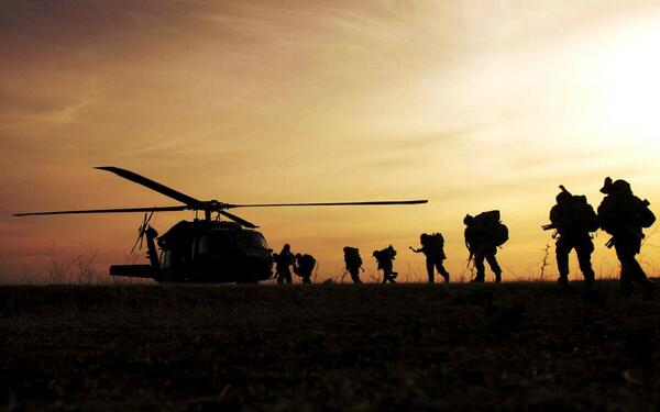 Army_Lifee's tweet photo. Soldiers on the horizon boarding a heli http://t.co/GriL8BjMtI