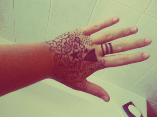 roxyfennell's tweet photo. @X_ibbs art work ♡ .. With mine added :p http://t.co/CMOQwaxZ8z