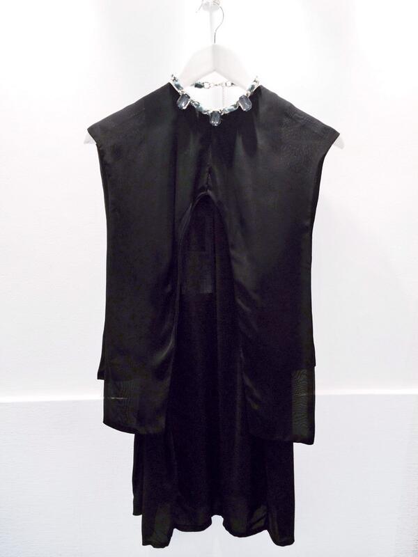 Un vestido negro, es un basico que debemos tener en nuestro vestidor! Esté de <a href="/belen_amigo/">BELENAMIGO</a> es el que va !