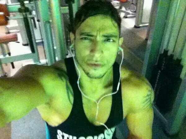 Julio__Rey's tweet photo. Hola buenas tardes pues aquí empezando el día en el gym para formar más mi cuerpo para que mis fans me amen mas @ http://t.co/ZZBtVf3wN1