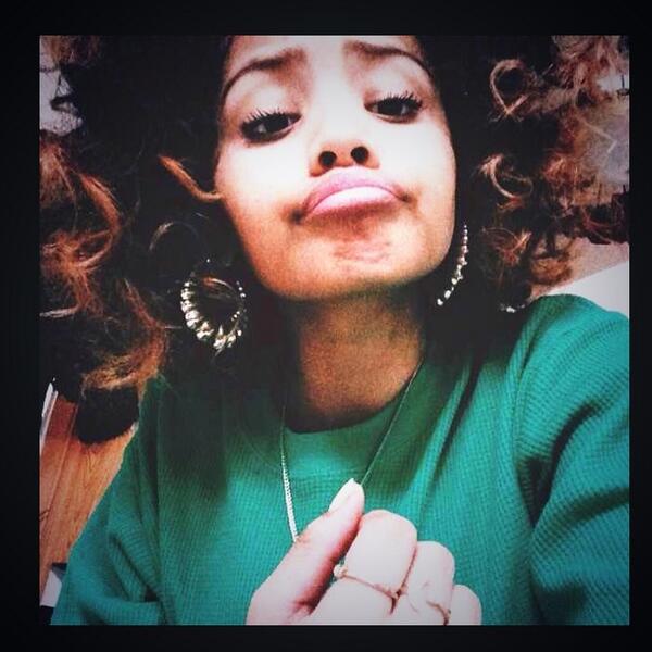 SheAintMel's tweet photo. When boredom strikes 😩 #filter #dontneedonethough #justbecause http://t.co/5KeLXXHykW