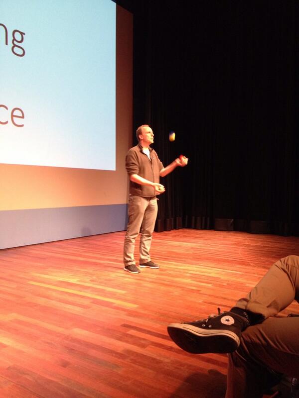 Do try this at home! <a href="/hersenprofessor/">Maarten 💉 Frens 🇪🇺</a> #think juggle pro