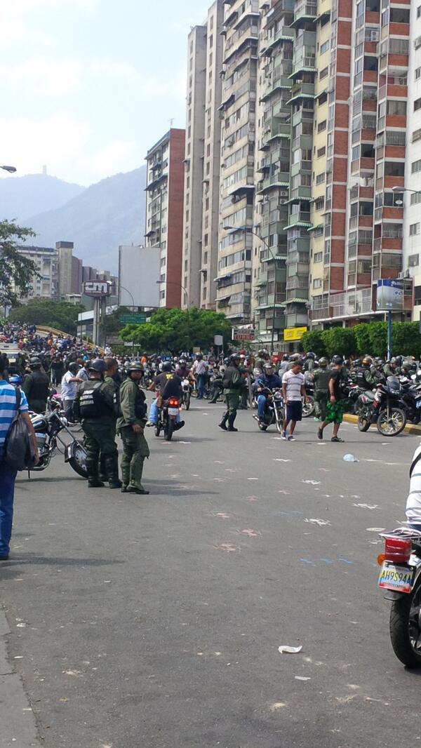 ReporteYa's tweet photo. #6M Así esta full trancado elevado los raíces GNB y motorizados Hora: 2:22 vía  ‏@CarlosZambrano7 http://t.co/rP5kI1YrzC