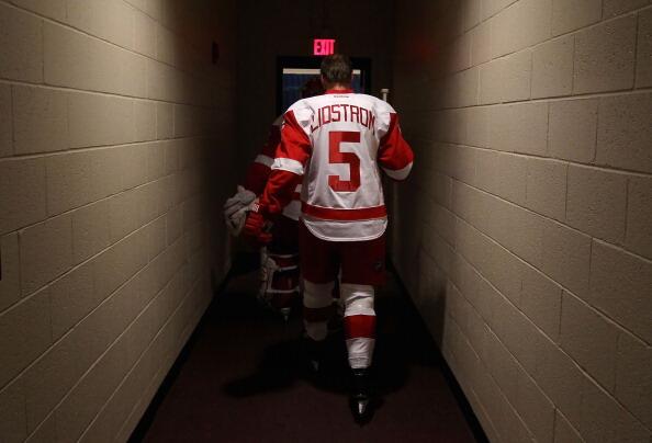 Tonight, No. 5 will join the historic rafters at the Joe Louis Arena. s.nhl.com/ujrjd  #LidstromNight