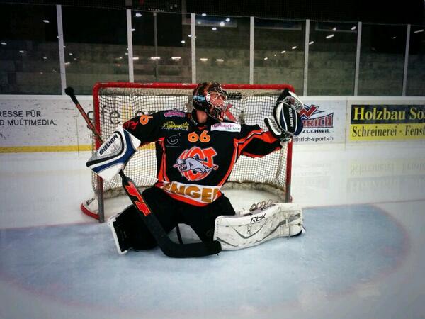 chkarli's tweet photo. “@buergich: Glove saaaaaave! /cc @krigu_tha_one http://t.co/lKo7rc1GzM” only the fotografer knows where the puck is.. ;-)