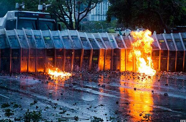 Laiguanatv's tweet image. Asesinan a Guardia Nacional Bolivariana en los Ruices y luego queman su moto goo.gl/lcM6SC  --