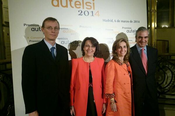 Parte del equipo de Miríada X preparados para recibir el premio <a href="/Autelsi/">AUTELSI</a>, con @Carolina_Jeux y <a href="/paranzadi/">Pedro Aranzadi</a> #autelsi