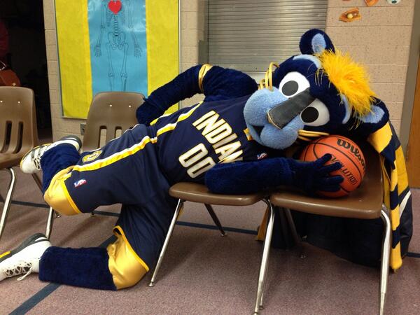IFD_NEWS's tweet photo. @PacersCares @PacersBoomer stops for a #catnap after #readingtimeout at Sanders School #kidslovedeveryminuteofit #FUN http://t.co/64I16VPX6u