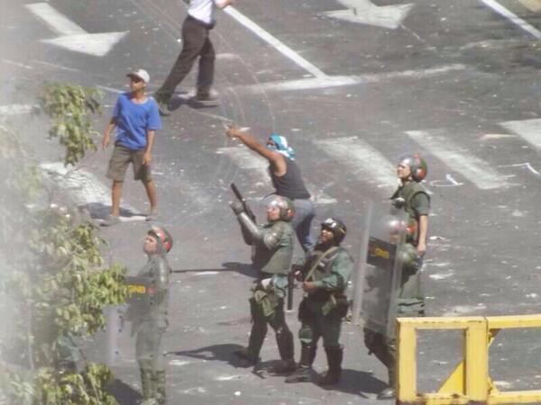 EMERGENCIAVZLA's tweet photo. ESTO SOLO SE VE EN VENEZUELA.

EL ENCAPUCHADO MALANDRO SEÑALA AL HONORABLE GNB DONDE DISPARAR. 

http://t.co/PD8lU2l8HD