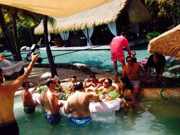 Me encantaan sushi pero en la piscina caliente en la mejor isla ya es increible