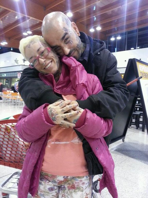 Hoy de compras xa limpiar nuestro nuevo nidito de amor... http://t.co/x3M2Sa16RC