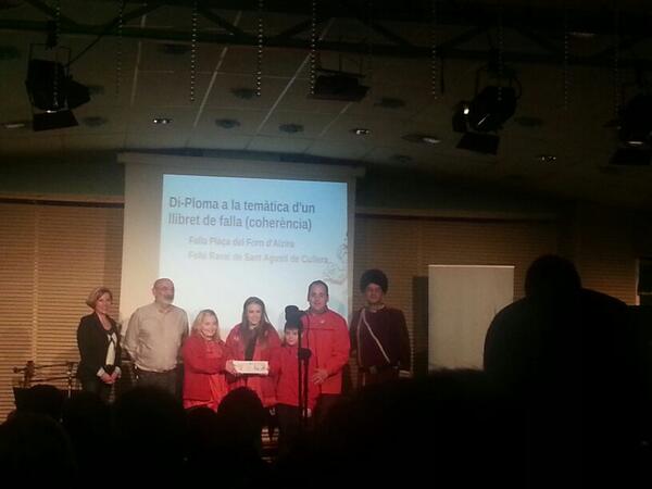 FallaRaval_C's tweet photo. els representants replegant el recordatori de #finalistes al premi Mestre Ortifus @najordana @lletresfalleres http://t.co/2mZIrYl4yo