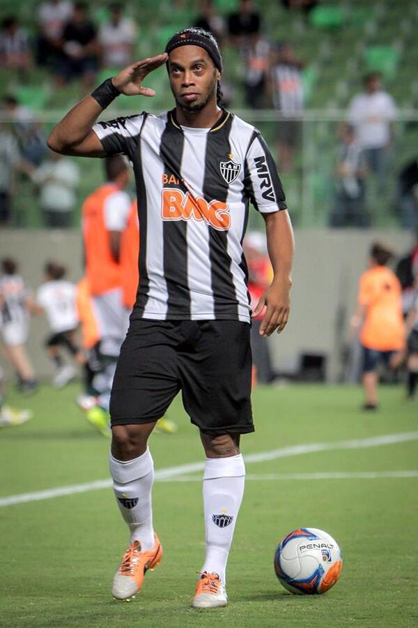MotivacionesF's tweet photo. No creía en la magia hasta que vi jugar a Ronaldinho... http://t.co/4FD7YpX1b7