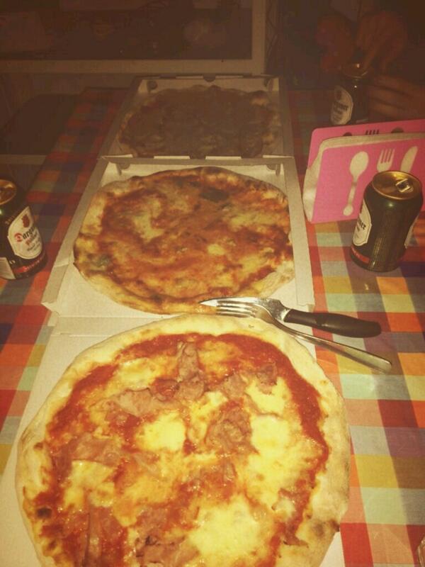 Miriam_Splash's tweet photo. Primera cena familiar en turin @Antonio_Bajel  @marta_splash  @txema_9191 http://t.co/yqMQC6ga1q