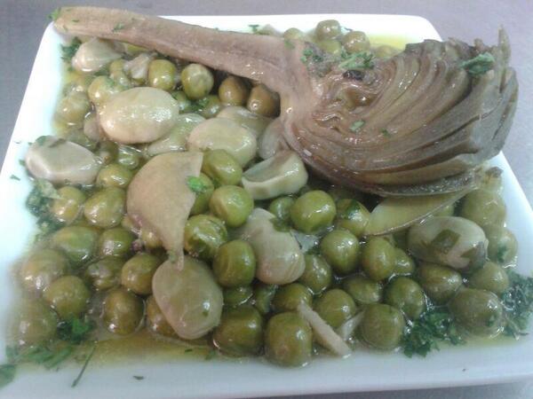 bocaenbocaconil's tweet photo. Alcauciles con Chicharos y Habas.....plato tipico #conil...un manjar!!!!! http://t.co/1IkcCnRAGl