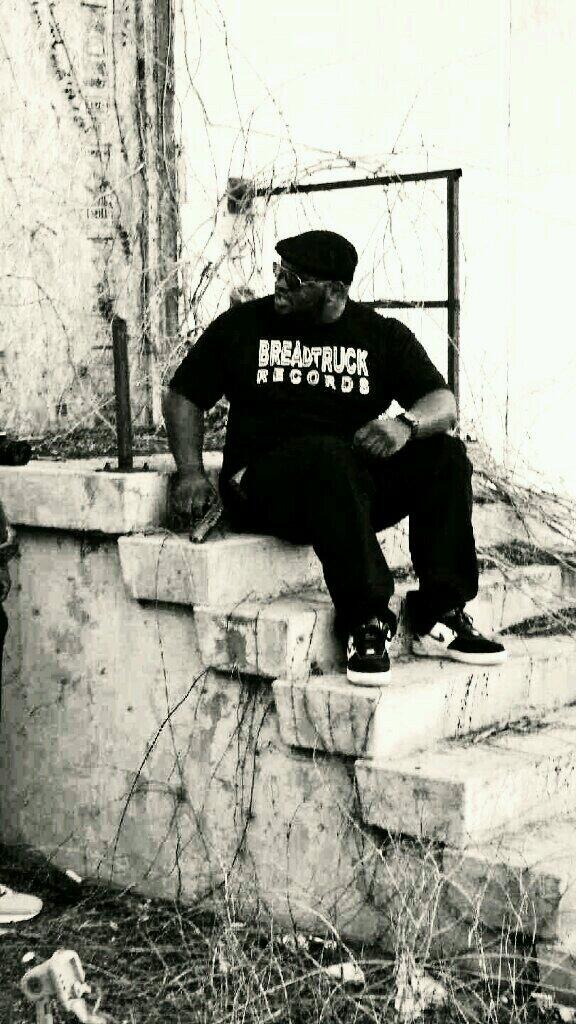 _SHAKEBACKKING's tweet photo. Me getting on Dirty Work ass bout some info #mychick #videoshoot http://t.co/9R08almLcn