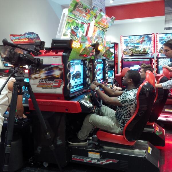 UniversalPicsAU's tweet photo. The race is on! @KevinHart4real goes for a #RideAlong with @Scoopla. Who will win? #RideAlongWithKevin http://t.co/3MxT9E8cDV