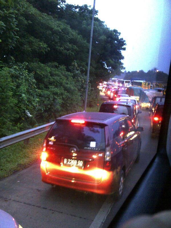PuthyPram's tweet photo. Masuk GT Grandwisata Tambun arah Jkt lngsung tak bergerak,merayap.Blm dktahui sebabnya Cc: @TMCPoldaMetro http://t.co/QVwSd8CPk1