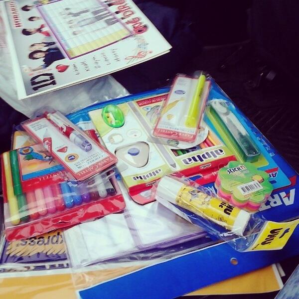 MINlONS's tweet image. ⓒ ☺️✨ Comprando mis utiles :33 goma de los minions y mi horario de 1D :33 #utiles #horario #onedirectionenperu ...