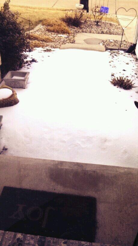 Torqu96's tweet image. Everything had melted except my porch.
My dad "I hope there's not a dead body under there.." #solidice