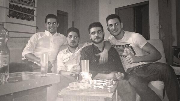 Josesusin's tweet photo. Local enpezando otro jueves mas con @paquitovida @curreleskinder @FranHK94 http://t.co/eqluZfvSRZ
