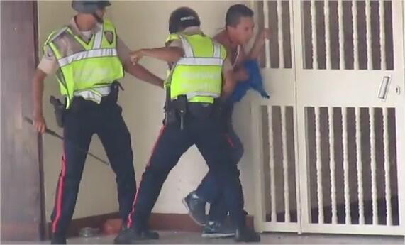 VENEZUELALIND's tweet photo. Exceso policial en Los Ruices #6M http://t.co/rktyUpGxSs … http://t.co/J9s94K0fLN @OEA @fdelrinconCNN @patriciajaniot