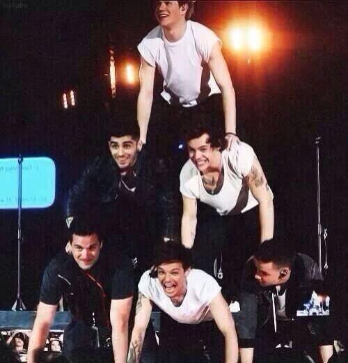 myjo_urney's tweet photo. lets make these 5 idiots we fell in love proud again

#Vote1DUK #KCA http://t.co/E9TUV8Mdvg