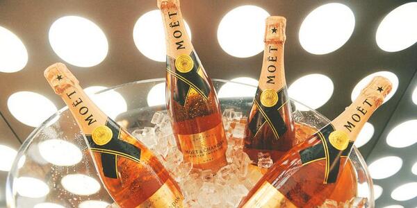 MoetNectarRose's tweet photo. Imitation is the sincerest form of imitation. Originality always flatters. #MoetNectarRose http://t.co/pZ9BiUHYlV