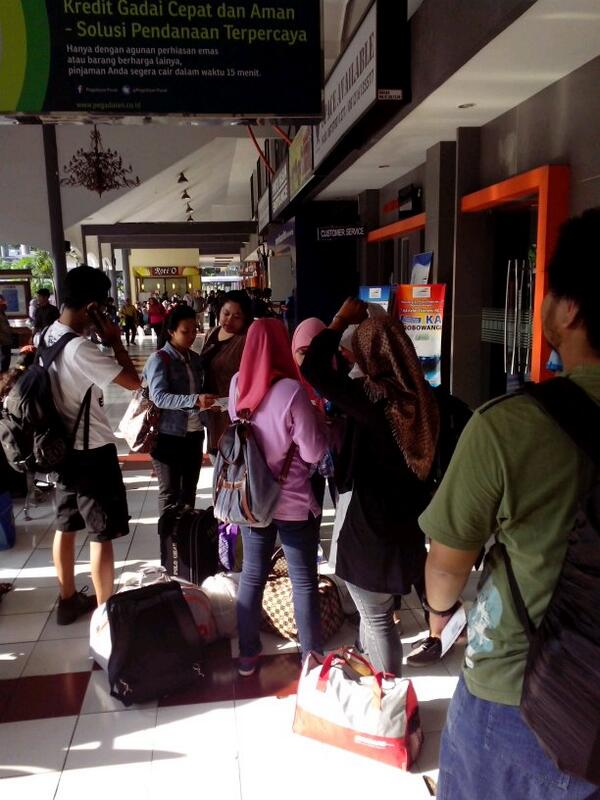 MagzMaghrib's tweet photo. Rombongan @AkberSBY @AkberBangkalan AkberMakassar menuju Salatiga 'Local Leaders Day 2014'. Selamat bersenang-senang. http://t.co/vH0Hh4sQFw
