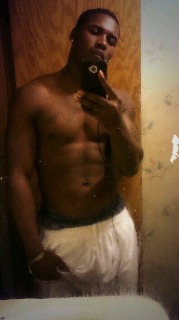 QSimps's tweet image. I need à ol lady. Lonely takin pictures smh