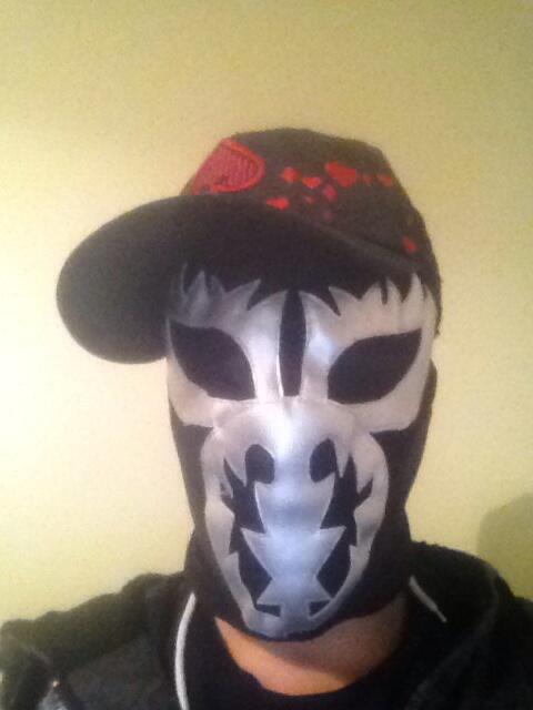AssassinSays's tweet photo. Mask needed a fresh paint job. All silver was knocked off. Now it shiny again! #BestFaceForward http://t.co/dMM7veLvUs