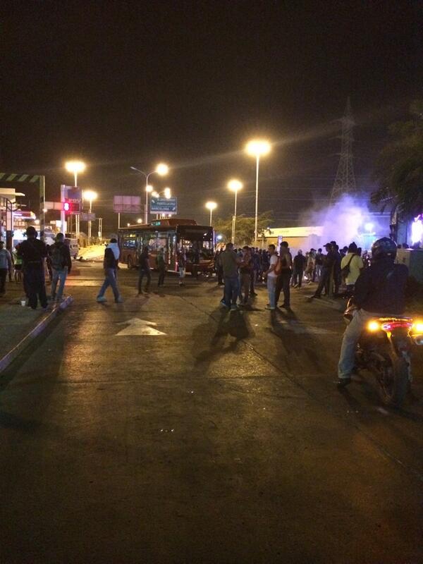jmperezosorio's tweet photo. @EMERGENCIAVZLA @EnOriente el régimen pierde el control y quiere apagar la situación con gasolina http://t.co/MsKeOvwQN7