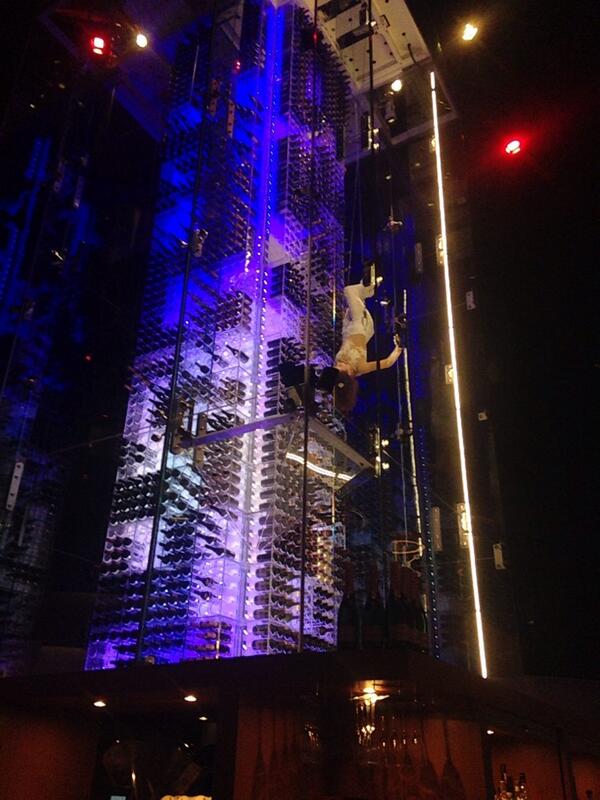 swingertenerife's tweet photo. Torre de vinos en Zurich Hotel Radisson Blu http://t.co/pVXU0PrcKj