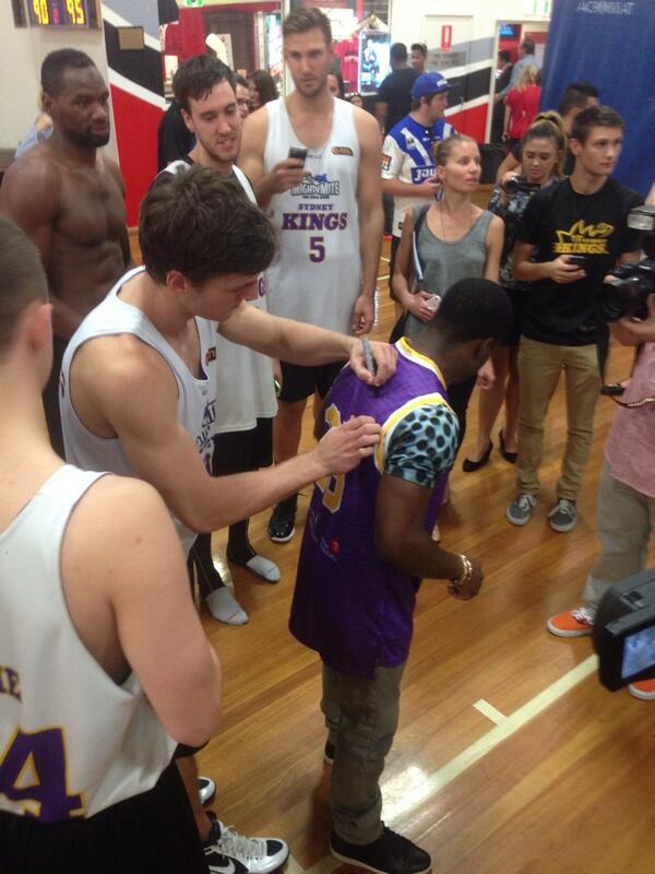 UniversalPicsAU's tweet photo. The @SydneyKings signing Kevin's shirt @KevinHart4real #RideAlongWithKevin http://t.co/lxzX37MPVo